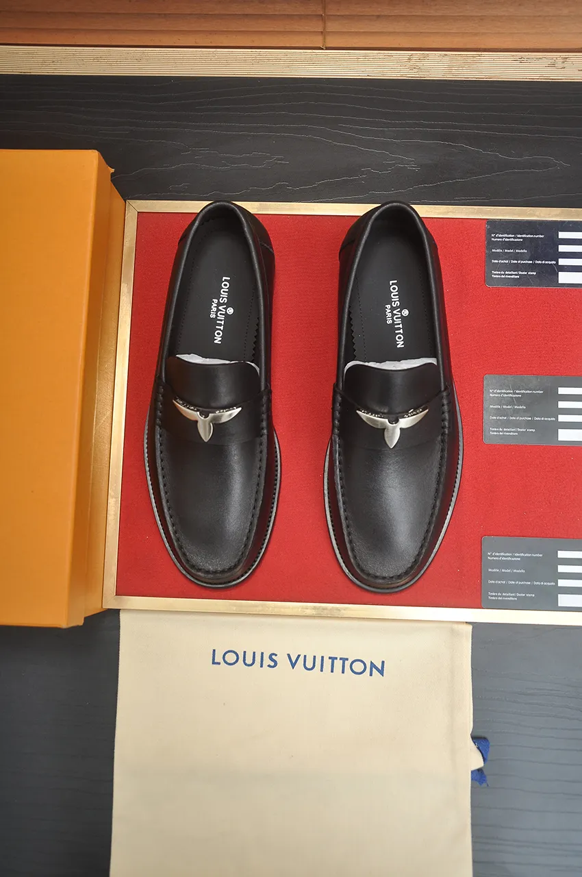 Men's men's shoes 💰560💶 [LV] (original single cowhide lining) 🍀LV's latest genuine leather business suit shoes are launched simultaneously on the official website. The first-layer cowhide imported from Italy is made of heavy gold, 💥1:1 rubber outsole from the official website. Versatile to wear, high-end without losing class, and the color combination is extraordinary. This four-season style is alluring when worn on your feet, showing off your big-name flair. Standard code 38-44 (45 customized)